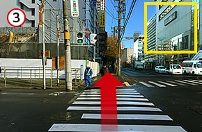 「ビッグアイ」の高層ビルを右手に横断歩道をわたり、そのまま真っすぐ進みます。
