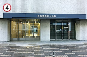 左手に「三共郡山ビル北館」と書かれたビルが出てきます。
ビルの中に入り、エレベーターで7階までお越しください。