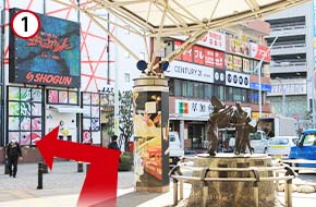 JR「南越谷」駅 南口を出て、線路沿いに直進します。