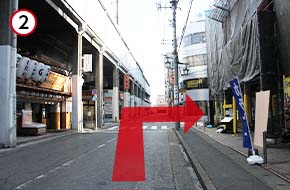 最初の交差点を右折します。