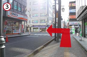 新越谷駅前通りに出たら、横断歩道を渡り左折します。