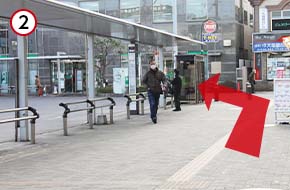 ロータリーに出たら右折し、新越谷駅前通り沿いへ進みます。