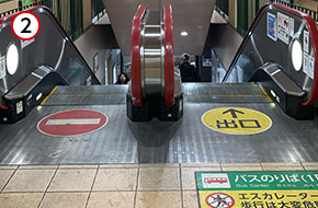 エスカレーターで1Fのバスのりばへ下ります。