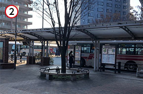 ※バス停は、エレベーターもしくは階段でくだられたらすぐ右手にございます。