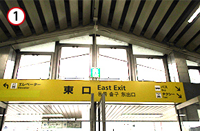 東口を出ます。