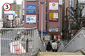 階段を下ります。