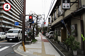 サンサン通りを国道1号線に向かって直進し、
交差点を2回渡ります。