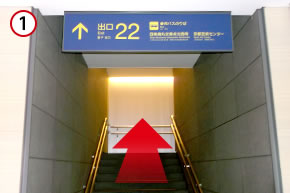 烏丸駅、または四条駅を降りたら、22番出口を出ます。