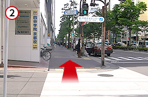 22番出口を出て左方向に進み、信号を渡り直進します。