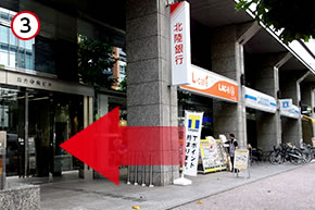 ローソンとドトールが1階に入ったビルへ入ります。