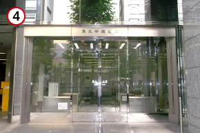 「烏丸中央ビル」の入り口より2階へお越しください。