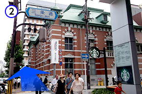 スターバックス・みずほ銀行を越えてへ信号を3つ直進します。