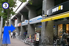 ローソンとドトールが1階に入ったビルへ入ります。