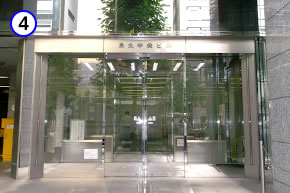 「烏丸中央ビル」の入り口より2階へお越しください。