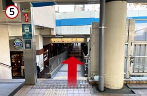 高架下を直進します。