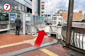 喫煙所の横にある階段を下ります。