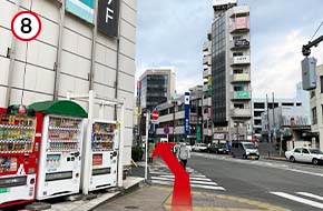 階段を下りたら、道なりに沿って真っすぐ進みます。