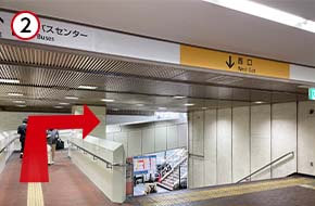 西口のスロープを渡り、外に出ます。