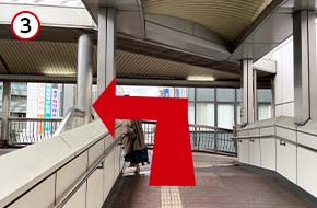 突き当りを左折します。