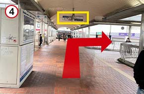 直進し、頭上に「バス乗り場」の看板が見えたところで右折します。