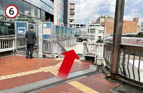 喫煙所の横にある階段を下ります。