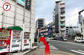 階段を下りたら、道なりに沿って真っすぐ進みます。