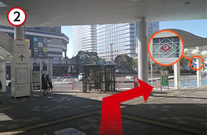 南口を出たら、向かって右手「千葉銀行の看板」を目印に進んでください。