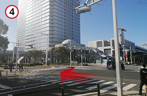 左手に「ワールドビジネスガーデン」が見えてきましたら、横断歩道を渡ってください。
