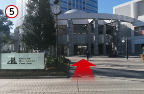 「ワールドビジネスガーデン」正面口からビル内に入ります。