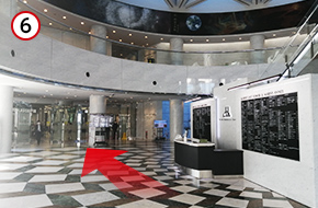 ビルの受付を通り抜け、そのまま進みます。