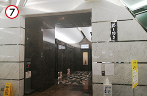 「マリブイースト棟」中層階エレベーターから20階にお越しください。