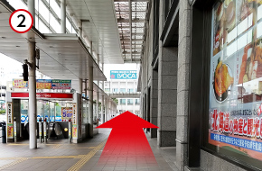 いよてつ高島屋の前を銀天街の方向に向かって歩きます。