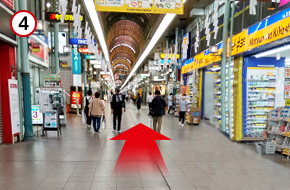 銀天街に入ったら、直進します。