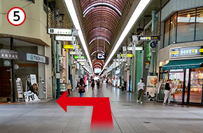 右側にドトールが見えたら、手前の交差点を左に曲がり、直進します。