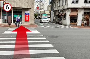 千舟町通りに出ます。ここも直進します。