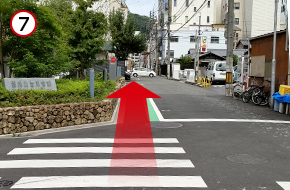 愛媛県医師会館が左に見えます。ここも直進します。