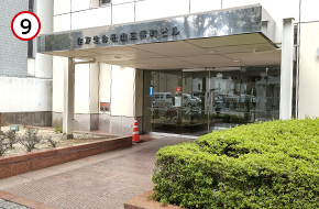 ビルの入り口です。ここから4階へお越しください。