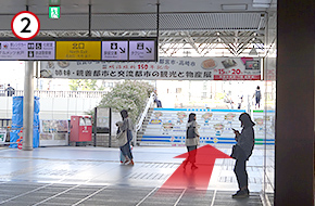 北口を出て、階段を上り、直進します。