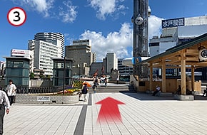 時計台や水戸黄門像を右手にしつつ、直進します。