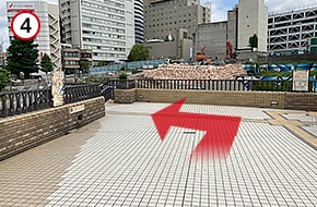 突き当りを左に曲がり、階段を下ります。　