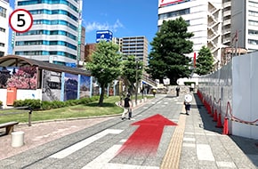 階段を下りたら道なりにまっすぐ進みます。