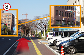 水戸警察署を右手にして、道なりに進むと、左手前方に赤レンガ色のビルが見えてきます。ベリーベスト法律事務所 水戸オフィスはこの建物の4Fです。ビルの目の前に横断歩道（交差点名「裁判所東」）がありますので、渡ってお越しください。