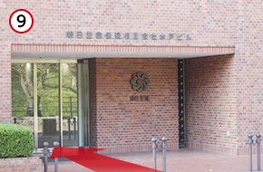 この扉から入り、エレベーターにて4Fまでお越しください。