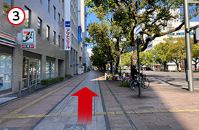 大通り沿いを直進します。