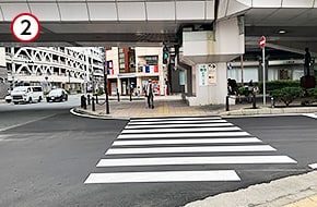 信号をまっすぐ進み、右に曲がります。