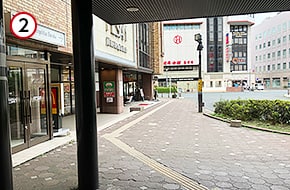 ホテルメトロポリタンの角を左に曲がります。