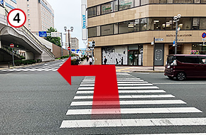 信号を渡り、さらに左の信号もわたります。