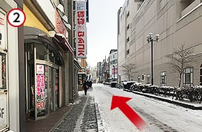 JAながの農産物直売所の角から、ながの東急百貨店が右手にある道を直進します。