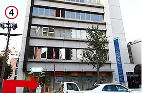 右手にアパホテル＜長野＞がある横断歩道を渡り、右手に見えるリアライズ長野ビルが目的地です。