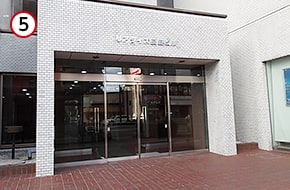 ビルの中に入り、エレベーターで10階へお越しください。